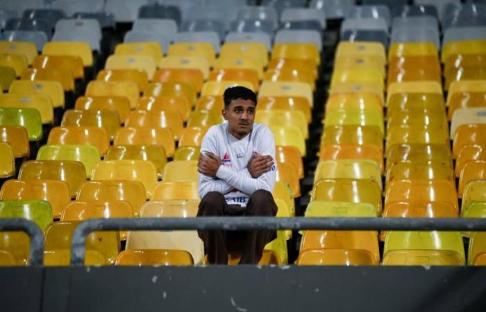 مشجع زملكاوي يواجه البرد وحيدا فى مباراة المصرى ويكسب تعاطف الجماهير