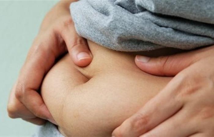 تغير توازن الضغط بالجسم.. دهون البطن خطر يضعف عضلاتك ويزيد احتمالية الفتق
