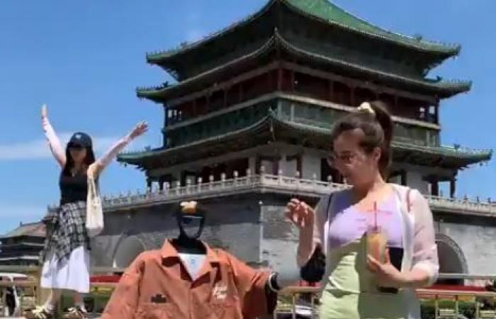 عم الحاج بوت.. روبوت شبيه بالإنسان يأسر قلوب الصينيين بأزياء أبوية.. فيديو