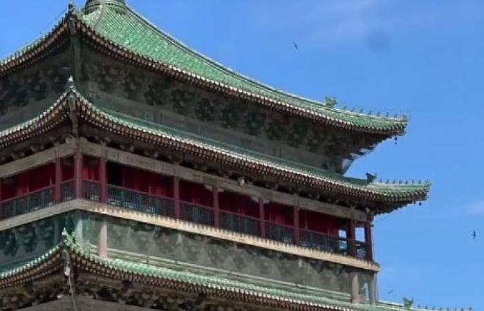 عم الحاج بوت.. روبوت شبيه بالإنسان يأسر قلوب الصينيين بأزياء أبوية.. فيديو