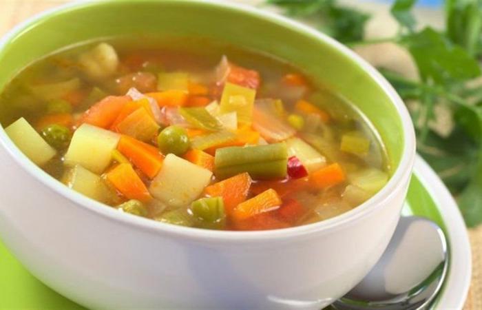 طريقة عمل شوربة خضار خفيفة وقليلة السعرات