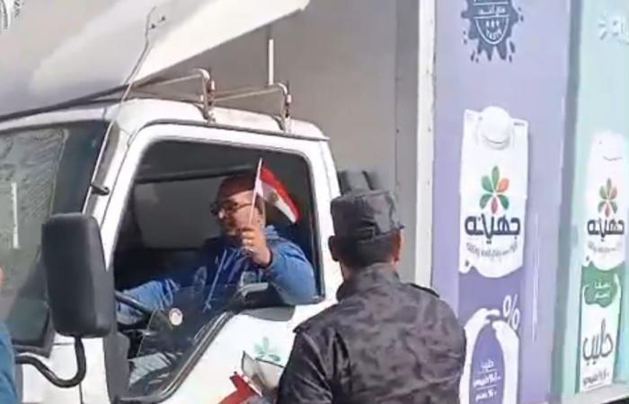 احتفالا بعيدها الـ 74 .. الداخلية توزع الورود والأعلام على المواطنين بشوارع الشرقية