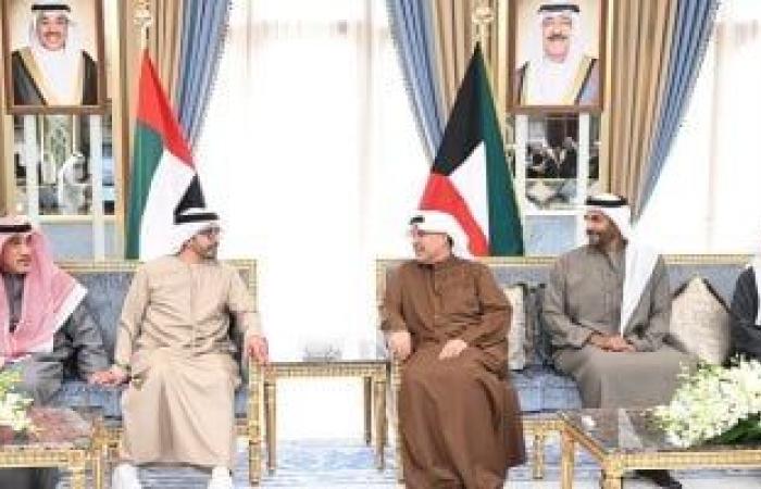 ولي عهد الكويت ورئيس الوزراء يستقبلان وزير الخارجية الإماراتي