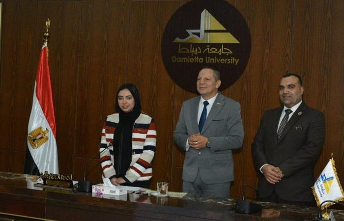 جامعة دمياط تكرم طالبتين متميزين في كلية العلوم