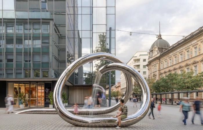منحوتة مائية دائرية تعيد تعريف التفاعل مع الفضاء العام فى ليوبليانا بسلوفينيا