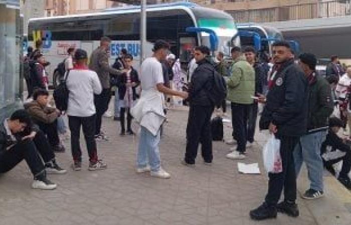 جماهير الزمالك تتوافد أمام النادى قبل السفر لحضور مباراة المصرى
