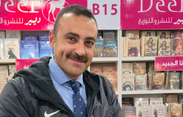 أيمن العايدي يُوقّع أحدث رواياته للقراء بمعرض الكتاب بحضور اللواء وليد السيسى.. صور