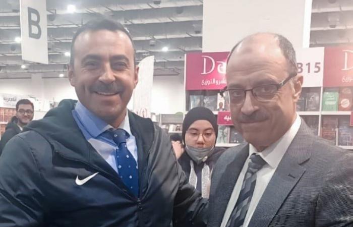 أيمن العايدي يُوقّع أحدث رواياته للقراء بمعرض الكتاب بحضور اللواء وليد السيسى.. صور