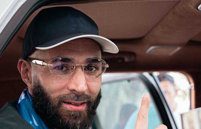 كريم بنزيما يصل الرياض للانضمام إلى الهلال السعودى.. صور