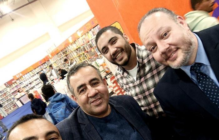 أيمن العايدي يُوقّع أحدث رواياته للقراء بمعرض الكتاب بحضور اللواء وليد السيسى.. صور