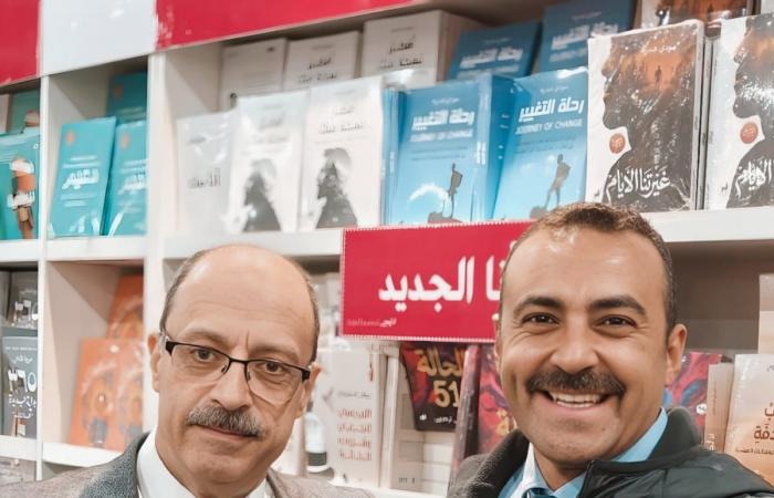 أيمن العايدي يُوقّع أحدث رواياته للقراء بمعرض الكتاب بحضور اللواء وليد السيسى.. صور