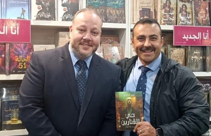 أيمن العايدي يُوقّع أحدث رواياته للقراء بمعرض الكتاب بحضور اللواء وليد السيسى.. صور