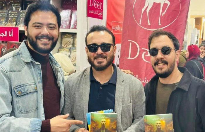 أيمن العايدي يُوقّع أحدث رواياته للقراء بمعرض الكتاب بحضور اللواء وليد السيسى.. صور