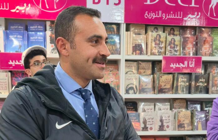 أيمن العايدي يُوقّع أحدث رواياته للقراء بمعرض الكتاب بحضور اللواء وليد السيسى.. صور
