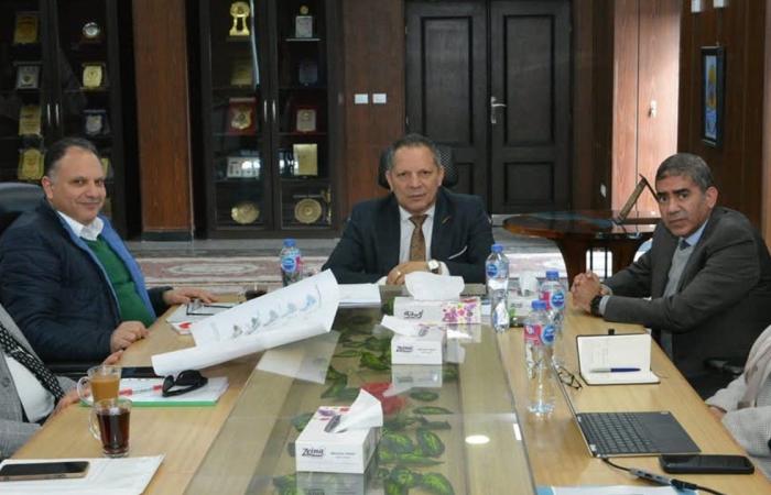 رئيس جامعة دمياط يستعرض الرؤية التخطيطية لتسكين الفراغات الداخلية للمستشفى الجامعي