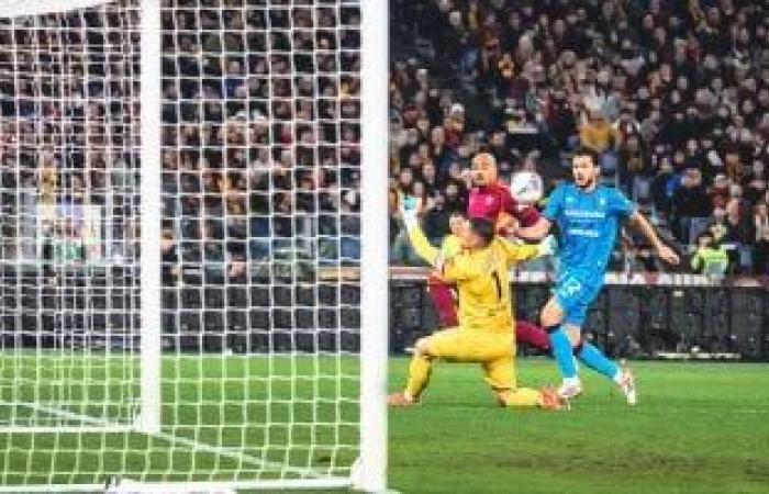 روما ضد كالياري.. تقدم الذئاب بهدف نظيف في الشوط الأول