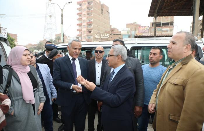 محافظ بني سويف في جولة مفاجئة بموقف الواسطى: ضبط مخالفة أجرة وخط سير وتشديد على دور المواطن في الرقابة