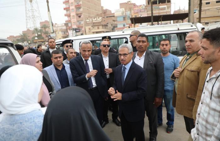 محافظ بني سويف في جولة مفاجئة بموقف الواسطى: ضبط مخالفة أجرة وخط سير وتشديد على دور المواطن في الرقابة