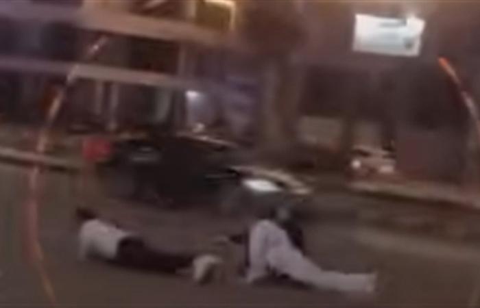 بيلعبوا ضغط في نص الطريق.. فيديو يثير غضب رواد «السوشيال ميديا» (فيديو)