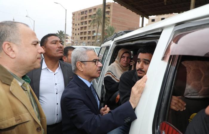 محافظ بني سويف في جولة مفاجئة بموقف الواسطى: ضبط مخالفة أجرة وخط سير وتشديد على دور المواطن في الرقابة
