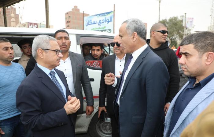 محافظ بني سويف في جولة مفاجئة بموقف الواسطى: ضبط مخالفة أجرة وخط سير وتشديد على دور المواطن في الرقابة