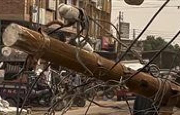 سقوط عمود إنارة بقرية منشأة الجمال بالفيوم بسبب الرياح.. وتحرك عاجل من الأجهزة التنفيذية