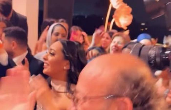 فرحة العيلة.. رقص عمرو أديب وشقيقه عادل في خطوبة ابنه نور| صور