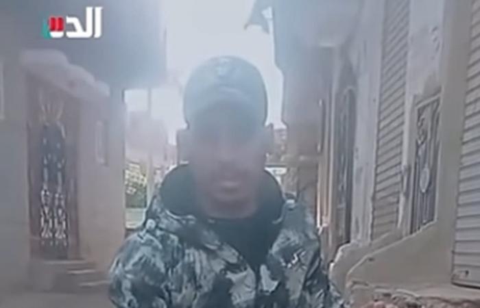 شاب من ذوي الهمم ينظف الشارع من آثار المطر ويتفاجئ بمحضر ضده (فيديو)