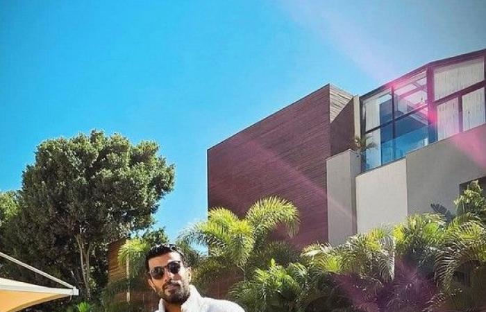 على خطى محمد رمضان.. مخرج شهير يستعرض أسطول سياراته الفارهة (صور)