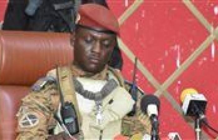 بعد حظر الأحزاب.. زعيم بوركينا فاسو العسكري يطالب المواطنين بـ "نسيان الديمقراطية"