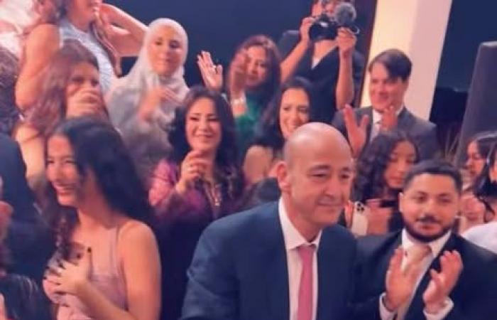 فرحة العيلة.. رقص عمرو أديب وشقيقه عادل في خطوبة ابنه نور| صور