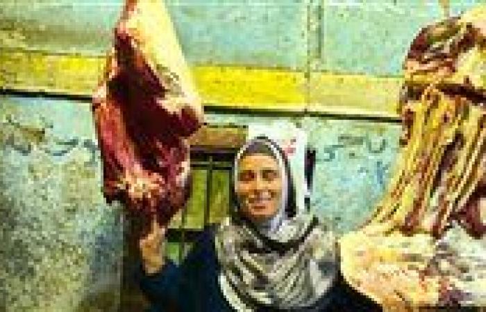 40 عاماً من الكفاح .. قصة كفاح المعلمة «سحر» في مهنة الجزارة بالشرقية