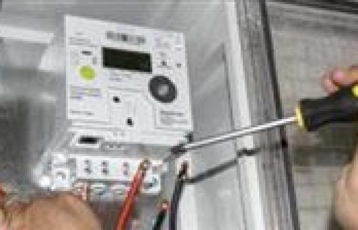 "فني الكهرباء الماكر".. تلاعب بالعدادات لسرقة التيار