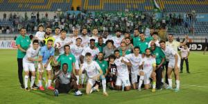 بالصور..
      لاعبو
      المصري
      يحتفلون
      مع
      الجماهير
      بالتأهل
      للمربع
      الذهبي
      في
      الدوري