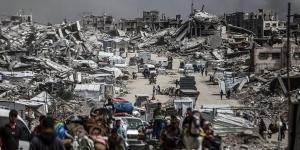 غزة
      بلا
      عيد..
      الفلسطينيون
      يبحثون
      عن
      بقايا
      الفرح
      تحت
      أنقاض
      الخراب
      والحرب