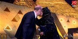 الحاجة
      نبيلة
      “بلبل
      الشرقية”
      تُشعل
      استوديو
      عمرو
      أديب
      بقبلة
      على
      الهواء