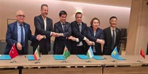 إيران توقع اتفاقية سداسية بإسطنبول لتعزيز الشحن الحديدي وترسيخ موقعها كممر عبور