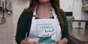 «تطهو الطبق الشعبي الأمريكي».. السفيرة الأمريكية بالقاهرة تطبخ الديك الرومي احتفالاً بعيد الشكر|صور
