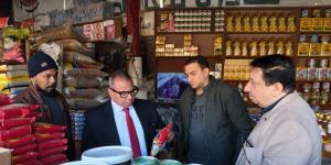 السكرتير العام المساعد لمحافظة سوهاج ورئيس مدينة طهطا في جولة تفقدية لمتابعة الأسواق