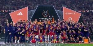 لابورتا شارك في الاحتفال.. مراسم تتويج برشلونة بكأس السوبر الإسباني (فيديو)