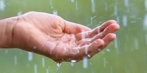 الطقس الآن: غطاء سحابي كثيف وأمطار متفرقة.. وتحذيرات من اضطرابات قوية