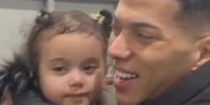 كتاليا إمام عاشور تخطف الأنظار بمطار القاهرة بعد عودة المنتخب من إسبانيا.. فيديو