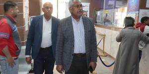 نائب محافظ سوهاج يفاجئ مواطنًا "تائه ملفه" منذ 7 أشهر بحي شرق: "لو مخلصتش تجيلي مكتبي" (فيديو)