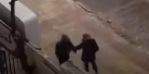 حب تحت المطر.. زوجين مصريين يتصدران الترند (فيديو)