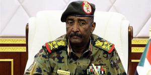 "البرهان" يعد باستكمال الجيش مسيرة البناء ودعم التحول الديمقراطي في السودان