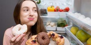 خلل بالجسم.. أسباب الرغبة الشديدة في تناول الحلويات والأطعمة النشوية