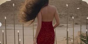 هنا يسري تتألق في أحدث جلسة تصوير بالأحمر أمام هرم سقارة