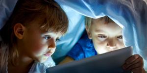 الشاشات ليست مجرد ترفيه.. تأثيرات طويلة المدى على دماغ طفلك