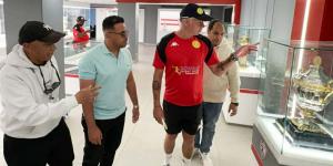 حازم إمام يصطحب مارك فيش فى جولة داخل الزمالك على هامش ودية الناشئين.. صور