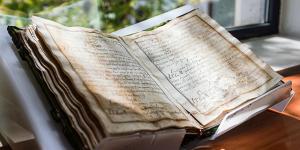 العثور على مخطوطة تاريخية مفقودة منذ قرن منحت صانعى المخمل تقديرا اجتماعيا
